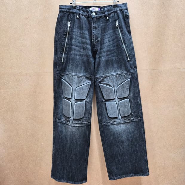 후드후드 엠보싱 데님 바이커 팬츠 블랙