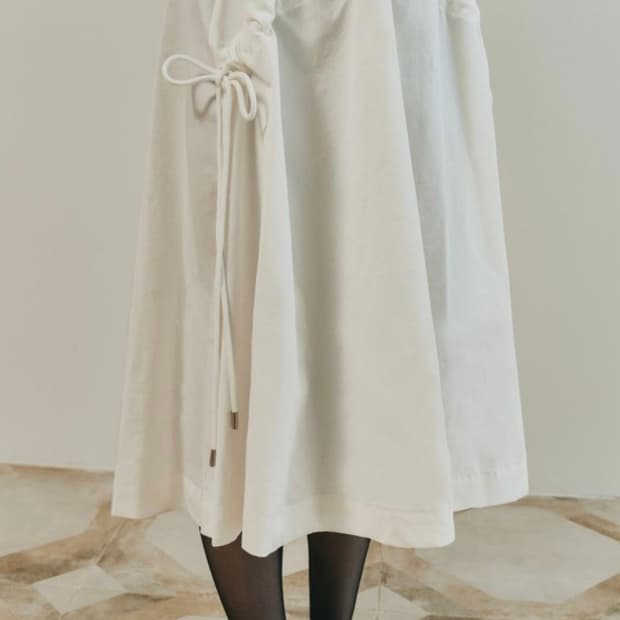 아미디 플레어 스트링 롱스커트 화이트