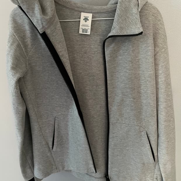 데상트 회색 집업