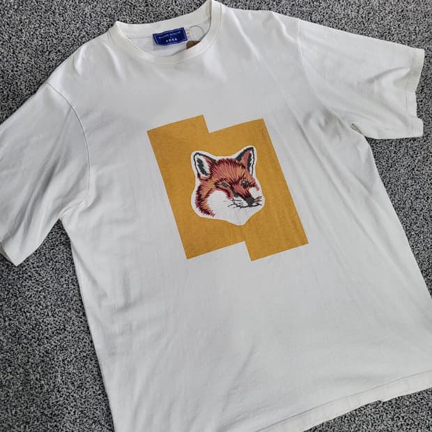 Maison Kitsuné (매종 키츠네 – 여우 프린트 티셔츠)

