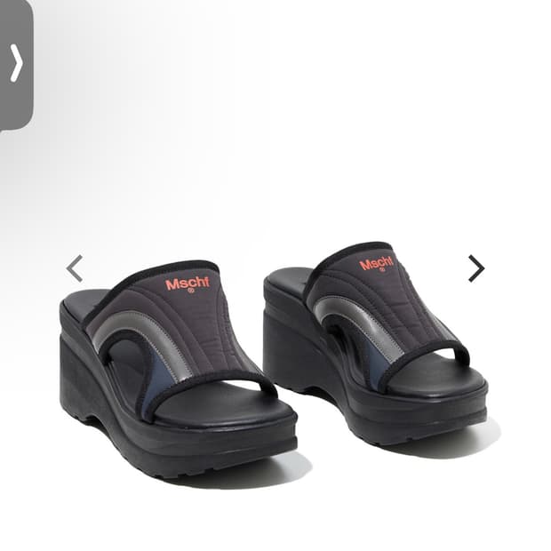 미스치프 EMBOSSED MULTI-PANEL SLIDES-BLACK