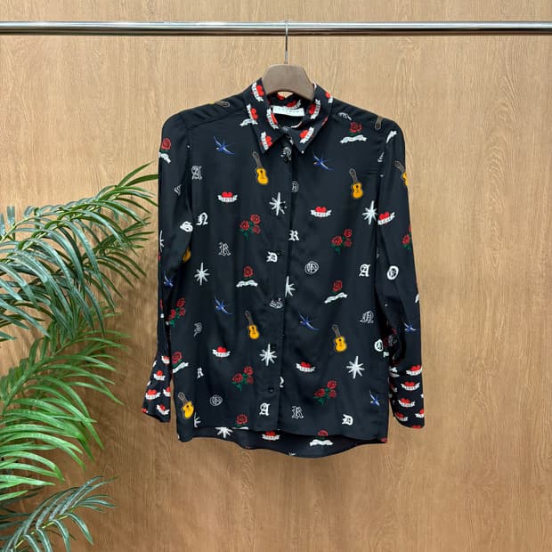 산드로 긴팔 실크 셔츠 하트 기타 장미 프린트 패턴 디테일 블랙