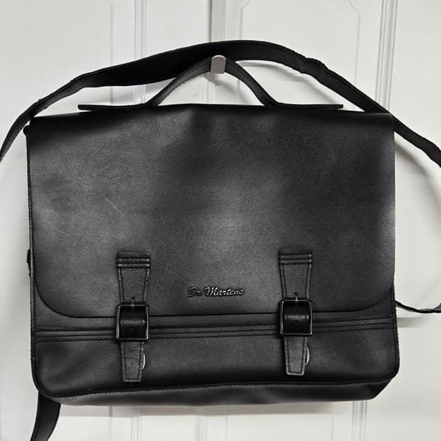 닥터마틴 15인치 사첼백 