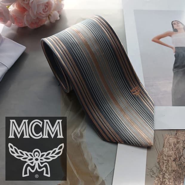MCM 실크 그레이&골드 스트라이프 넥타이 8.7cm A등급 A18415