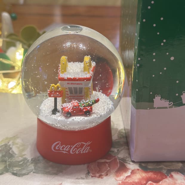 맥도날드 코카콜라 콜라보 크리스마스 스노우볼