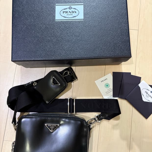 프라다 브러쉬드 브리크 크로스백 블랙