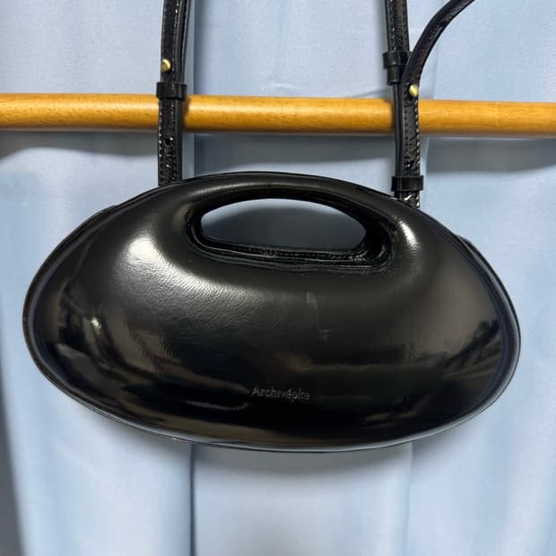 아카이브앱크 하프 베이글 백 블랙 유광 미니백