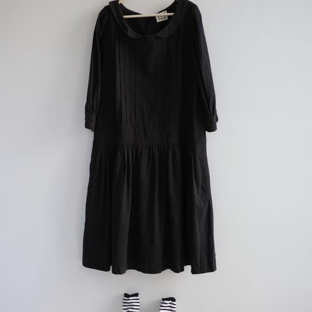 le ciel 
• 블랙 린넨 둥근카라 핀턱 주름 롱 원피스