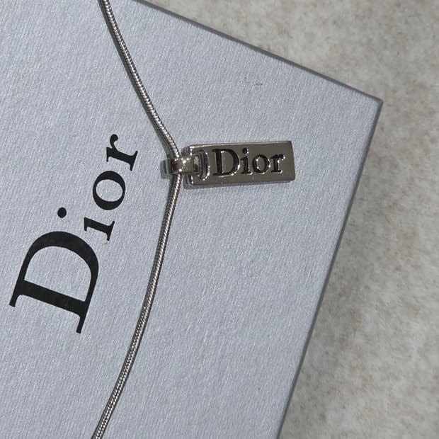 디올 은장 dior 로고 플레이트 목걸이(남녀공용)