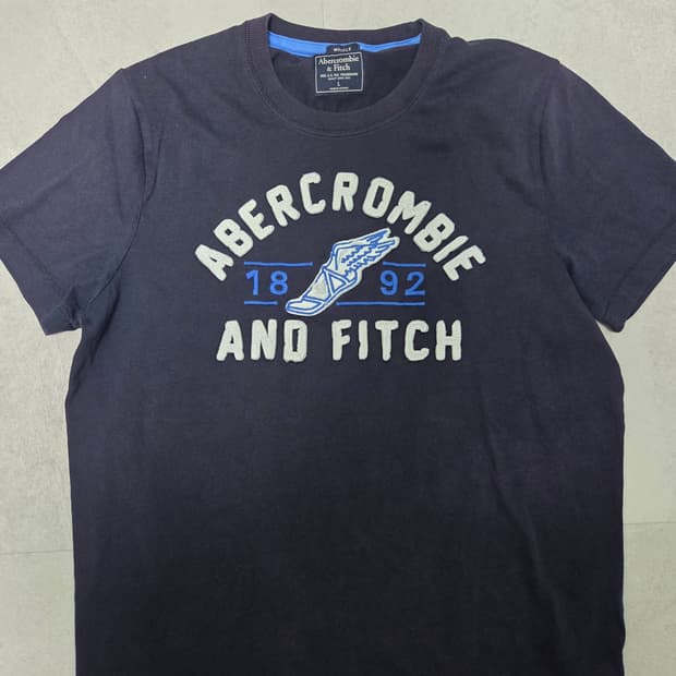 아베크롬비 앤 피치 네이비 반팔 티셔츠