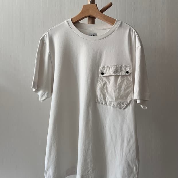 CP컴퍼니 포켓 로고 반팔티