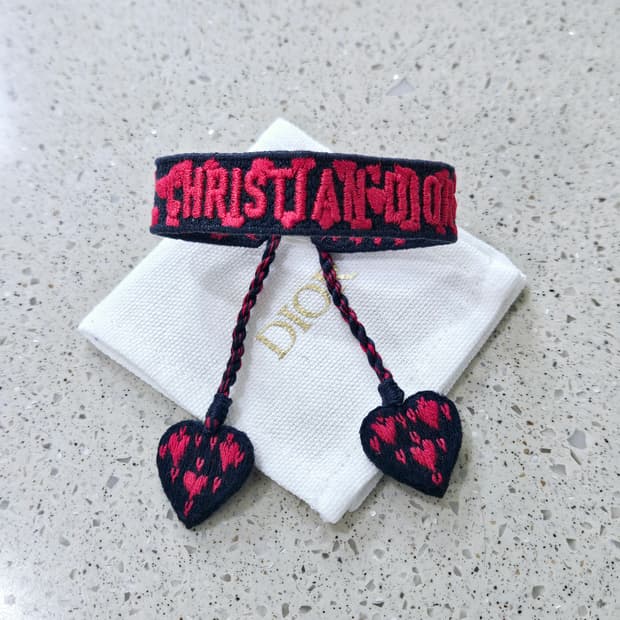 [미사용급] 디올 CHRISTIAN DIOR 하트 자수 팔찌 (정품)