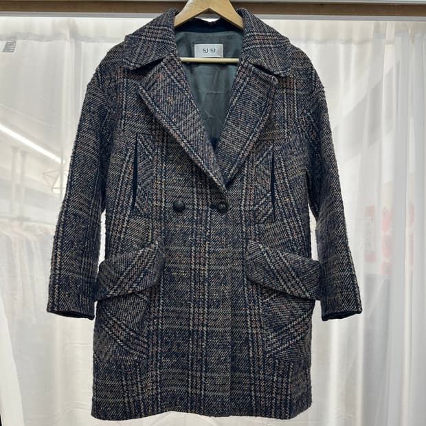 체크 패턴이 매력적인 SJ SJ 코트