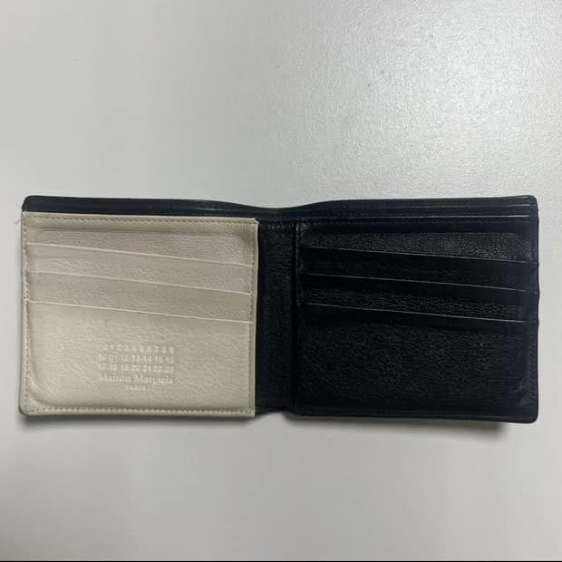 메종 마르지엘라 시크릿 화이트 레더 반지갑