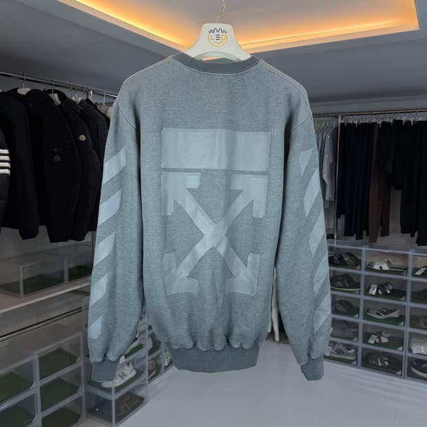 [리오브] 오프화이트 그레이 애로우 맨투맨