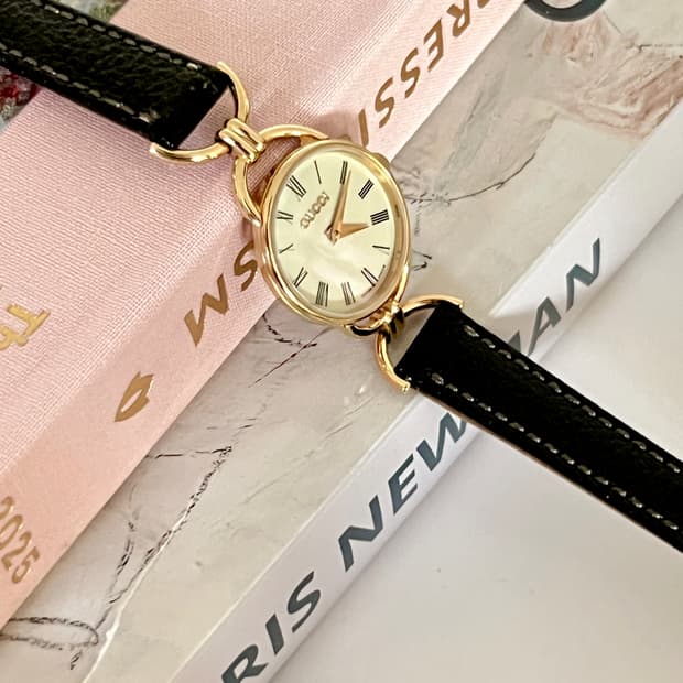 GUCCI  골드 라운드 홀스슈 러그 구찌 시계 