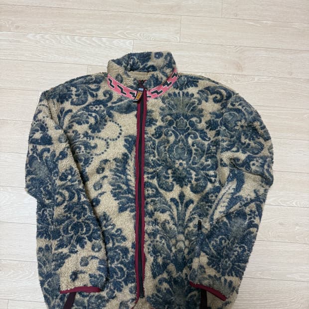 [3] 캐피탈 다마스크 마리아 후리스 집업