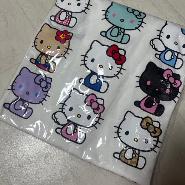 헬로키티 50주년 티셔츠