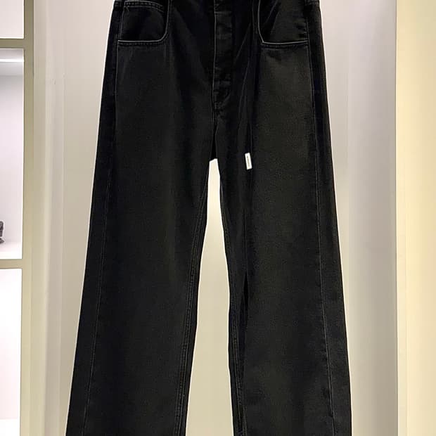 [46] 앤 드뮐미스터 로날드 블랙 진