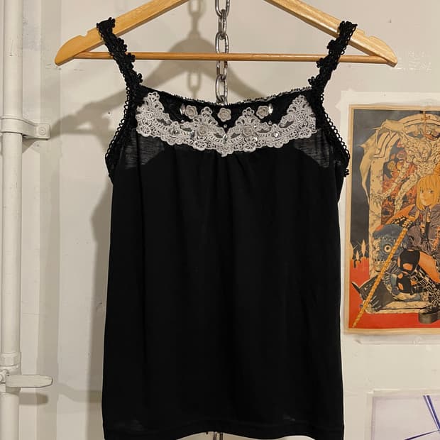 axes femme 엑시즈팜 뜨개 레이스 장미 블랙 슬리브리스