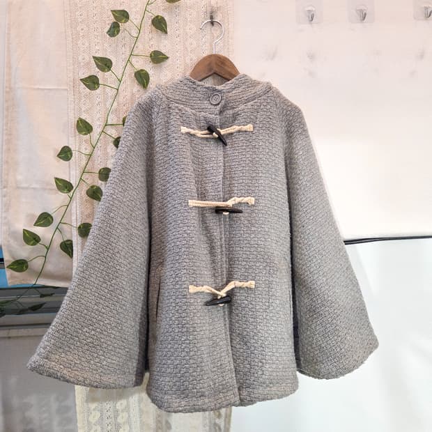 그레이 토글 버튼 케이프 코트