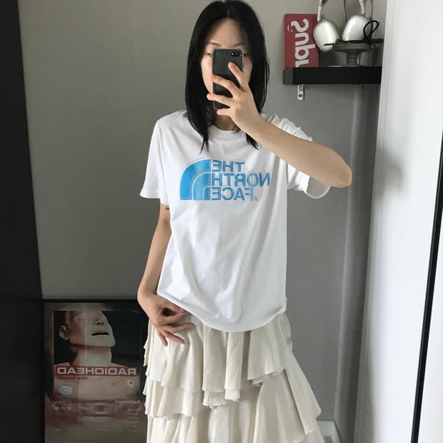 노스페이스 중앙 자수로고 화이트 반팔티