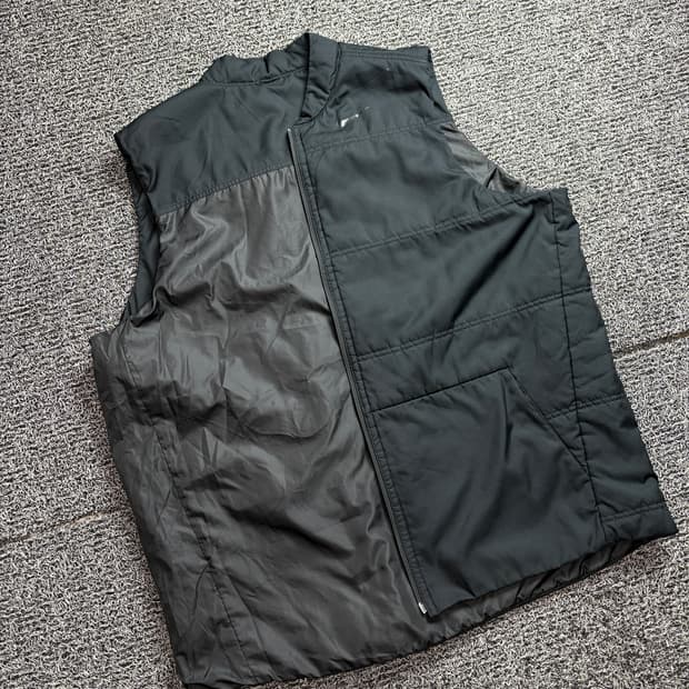 나이키 스우시 리버시블 경량 패디드 베스트 2355