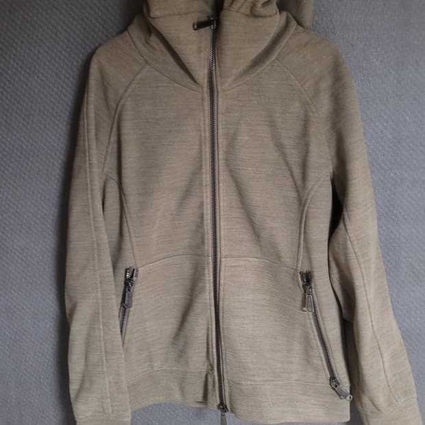 알렉산드로 델라쿠와 자켓