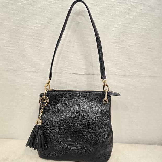 메트로시티 블랙 가죽 숄더백 태슬 장식