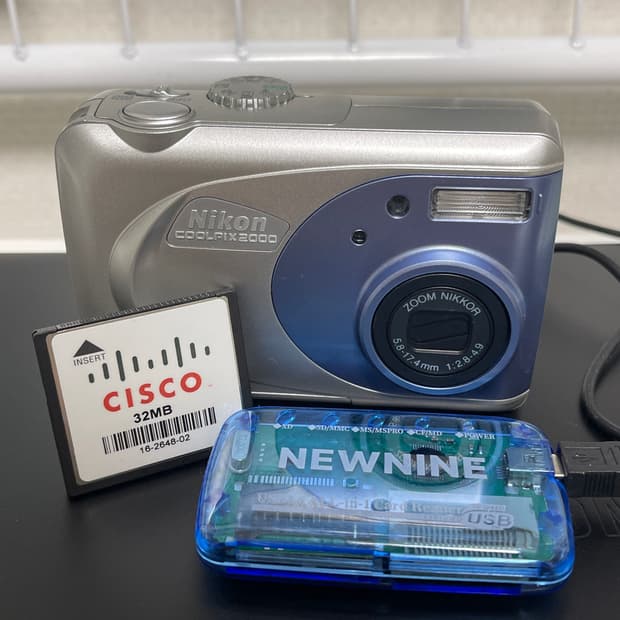 니콘 쿨픽스 2000