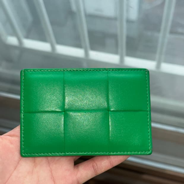 보테가베네타 카프스킨 카드지갑 패러킷