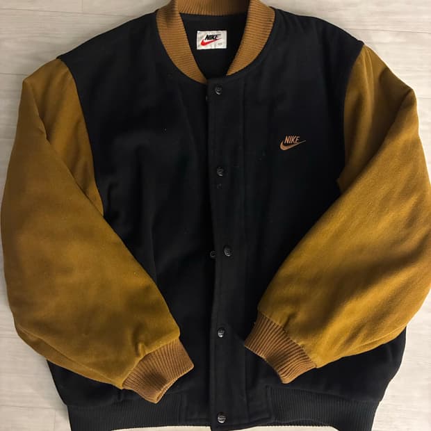 나이키 브라운 바시티 자켓 팝니다