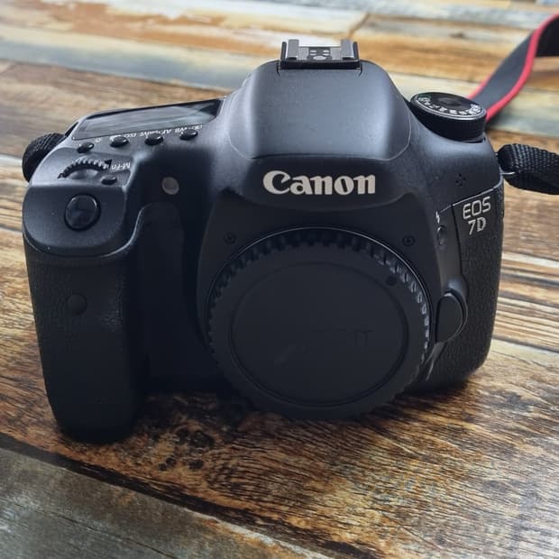 캐논 EOS 7D DSLR 디지털 카메라 팝니다.