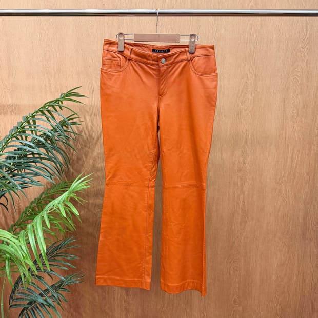 띠어리 레더 팬츠 미들 탑 절개 라인 디테일 부츠컷 오렌지 브라운