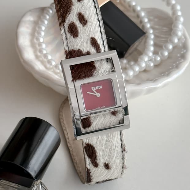 펜디 핑크 다이얼 시계