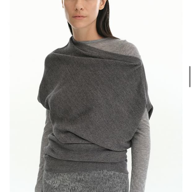 repos unbal off shoulder knit grey