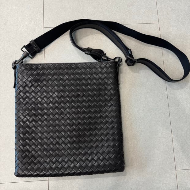 보테가베네타 남성 크로스백