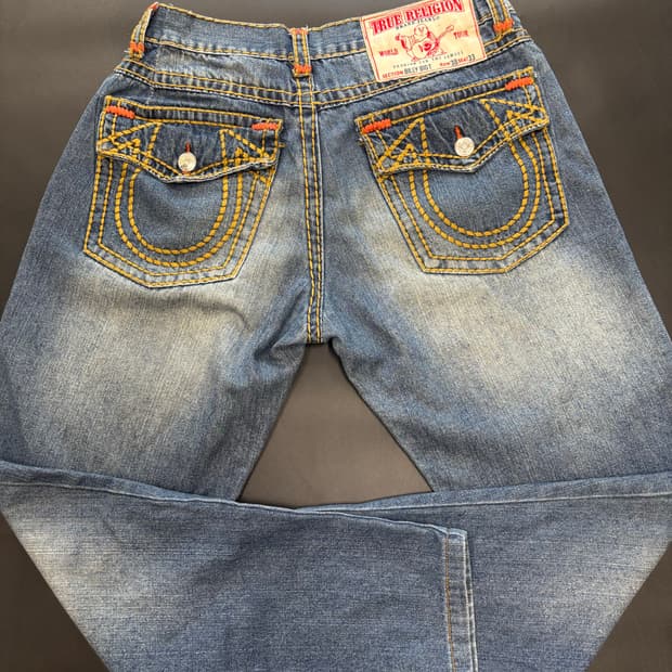 트루릴리전(True Religion) 브랜드의 조이 슈퍼 T 부츠컷 데님