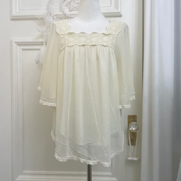butter lace point cape blouse(size-F)