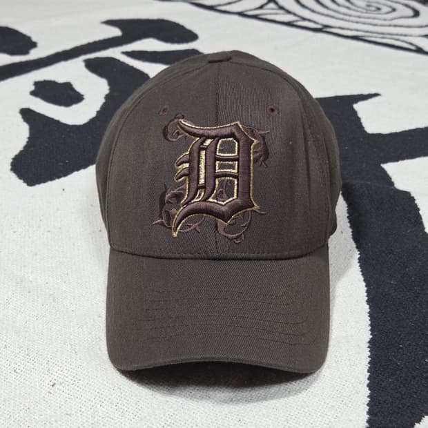 엠엘비 Y2K 디트로이트 브라운 골드 볼캡