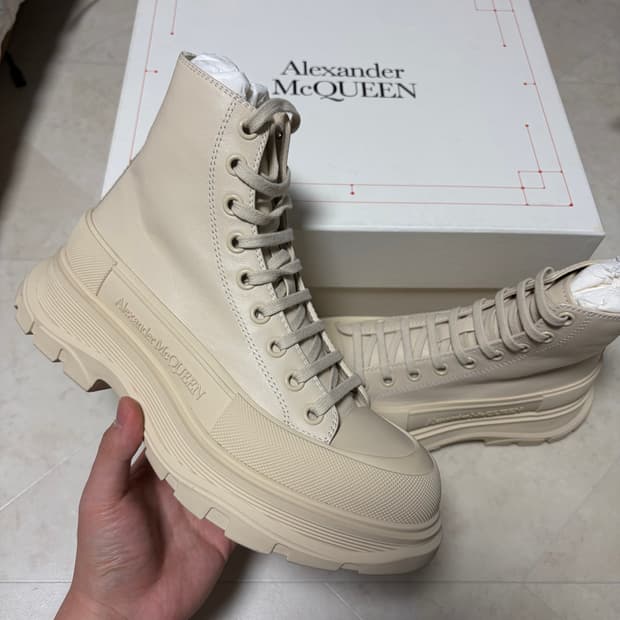[새상품]알렉산더맥퀸 트레드 슬릭 부츠 베이지