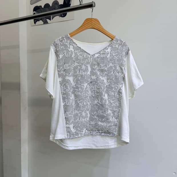 MALLA (Made in Japan) 브이넥 패턴 반팔 티셔츠
