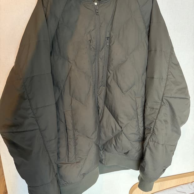 유니클로X화이트 마운티어링 하이브리드 다운자켓