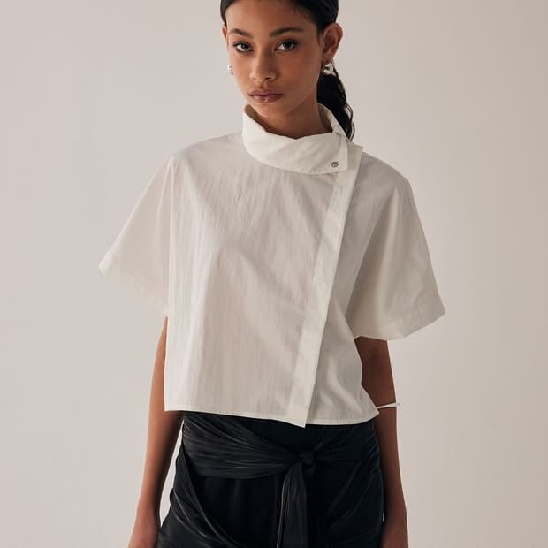 화이트 하이넥 크롭 셔츠 High-neck Crop Shirt