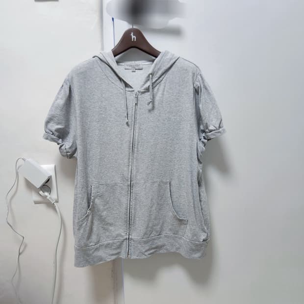 회색 반팔 후드집업