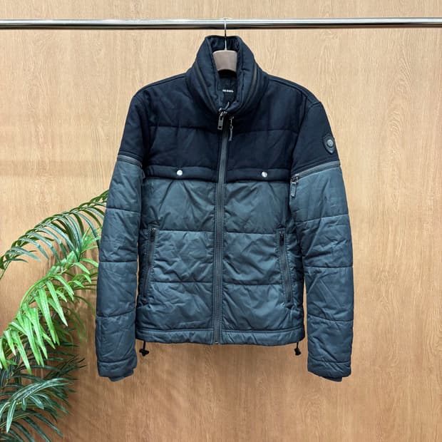 디젤 하이넥 패딩 점퍼 배색 울 퀄팅 숄더 로고 라운드 패치 디테일 블랙