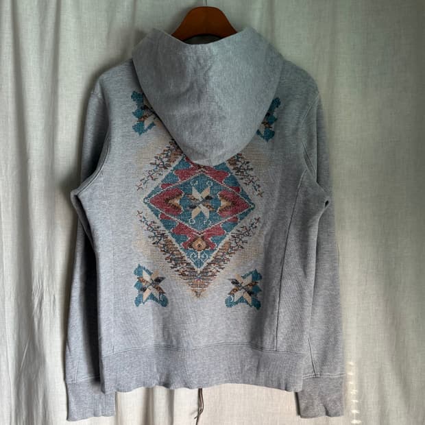 REMI RELIEF needlework hood zipup