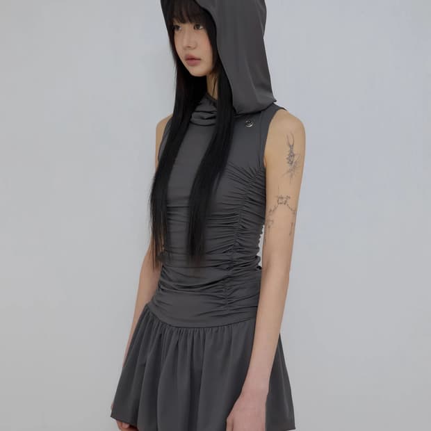 플레어업 후드 하이넥 드레스 차콜