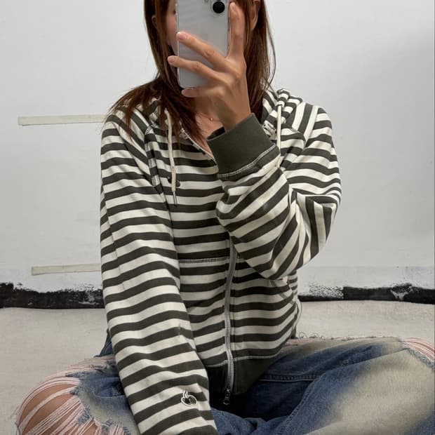 키르시 자수로고 스트라이프 후드집업