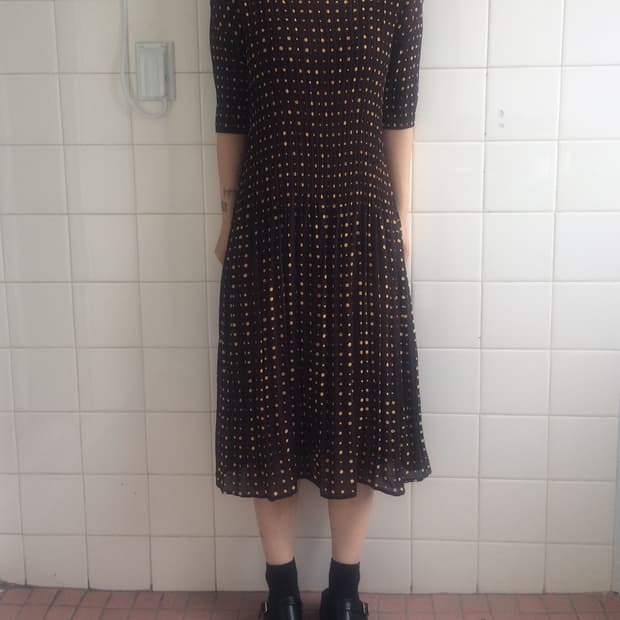 Dot pattern pleats onepiece